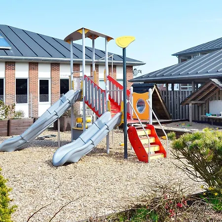 4 Person In Fano-by Traum